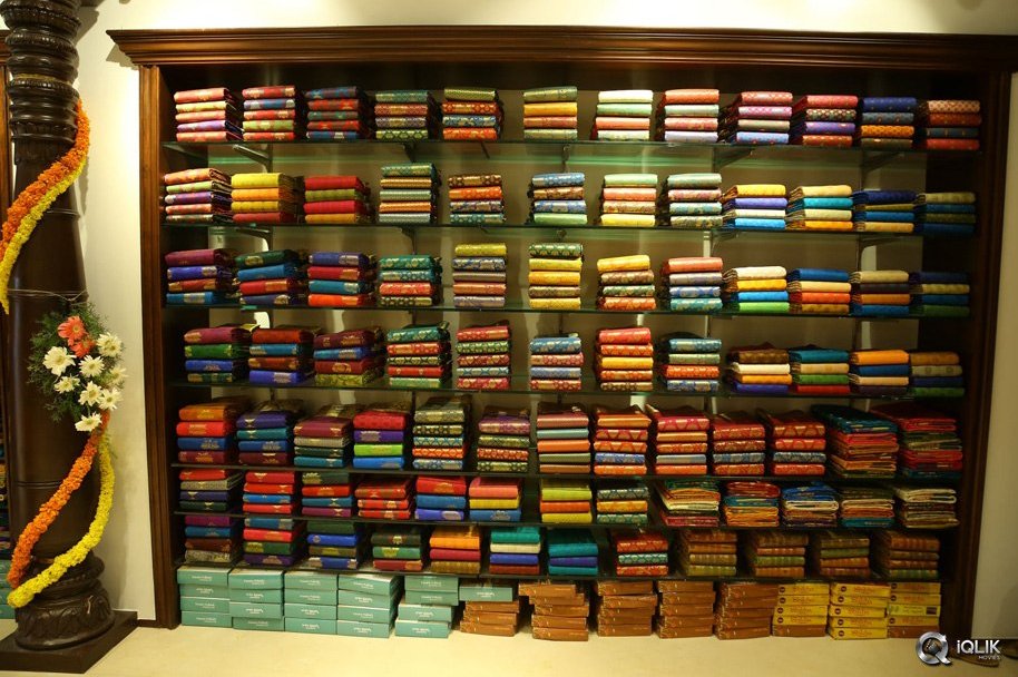 Raashi-Khanna-Launches-Kasam-Pullaiah-Cloth-Merchant-in-Warangal